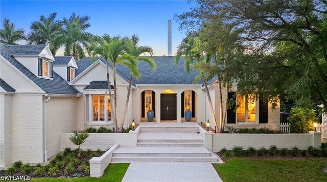 2700 Treasure LN, Naples, FL 34102
