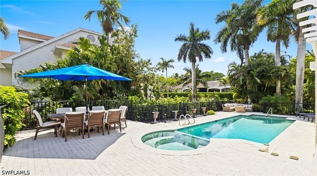 2700 Treasure LN, Naples, FL 34102