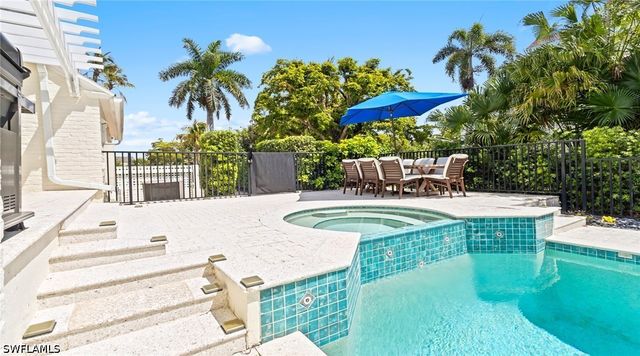 2700 Treasure LN, Naples, FL 34102