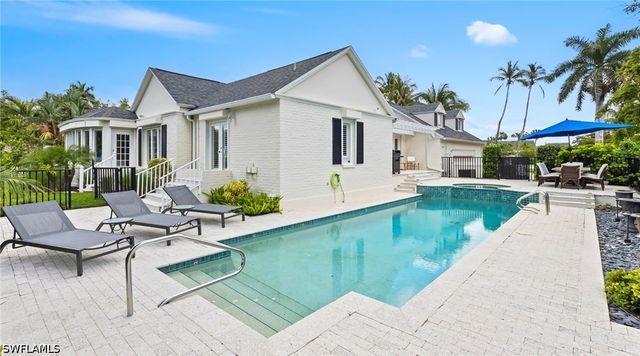2700 Treasure LN, Naples, FL 34102