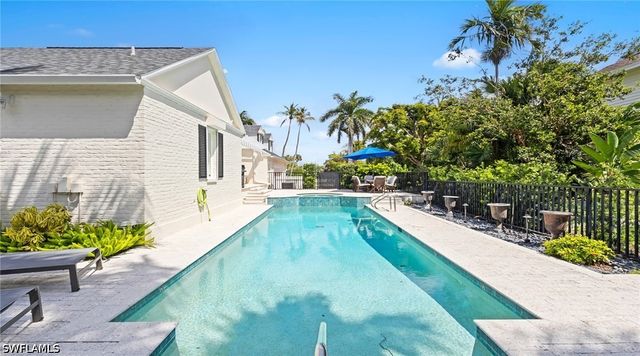 2700 Treasure LN, Naples, FL 34102