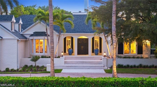 2700 Treasure LN, Naples, FL 34102
