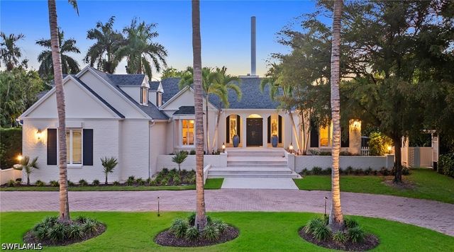 2700 Treasure LN, Naples, FL 34102
