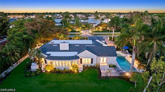 2700 Treasure LN, Naples, FL 34102