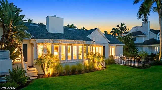 2700 Treasure LN, Naples, FL 34102