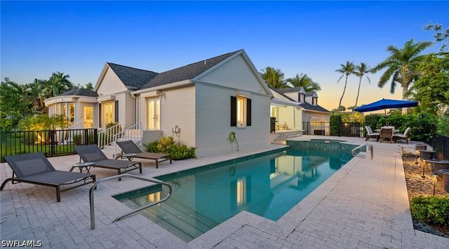 2700 Treasure LN, Naples, FL 34102
