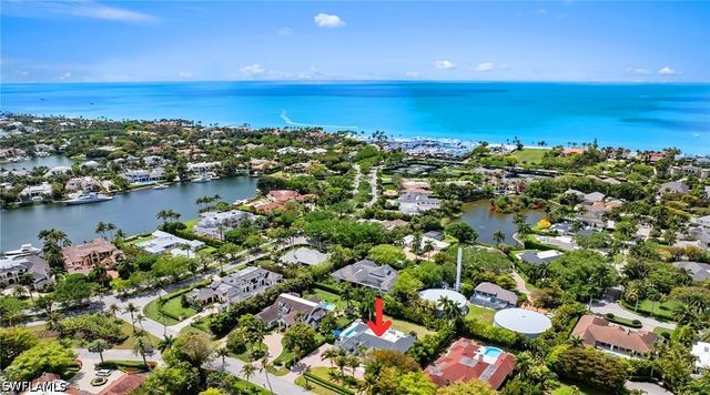 2700 Treasure LN, Naples, FL 34102