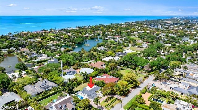 2700 Treasure LN, Naples, FL 34102