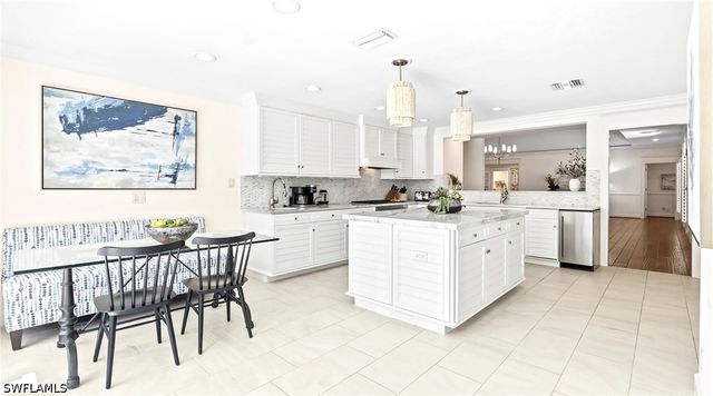 2700 Treasure LN, Naples, FL 34102