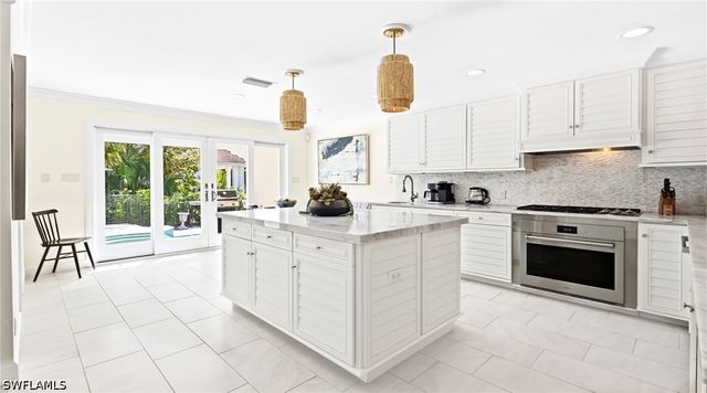 2700 Treasure LN, Naples, FL 34102