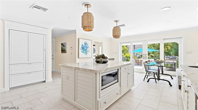 2700 Treasure LN, Naples, FL 34102