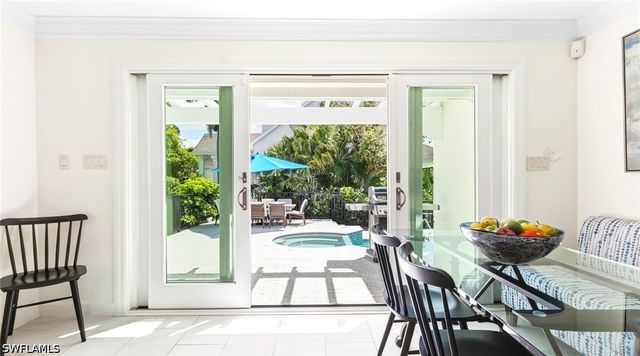 2700 Treasure LN, Naples, FL 34102