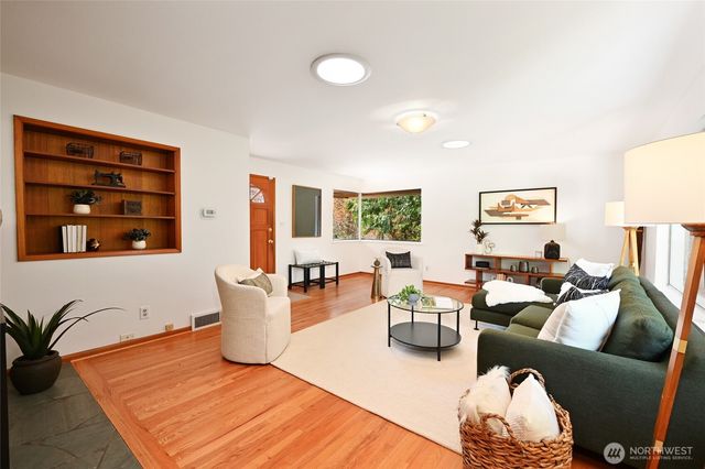 10801 12th Avenue NE, Seattle, WA 98125