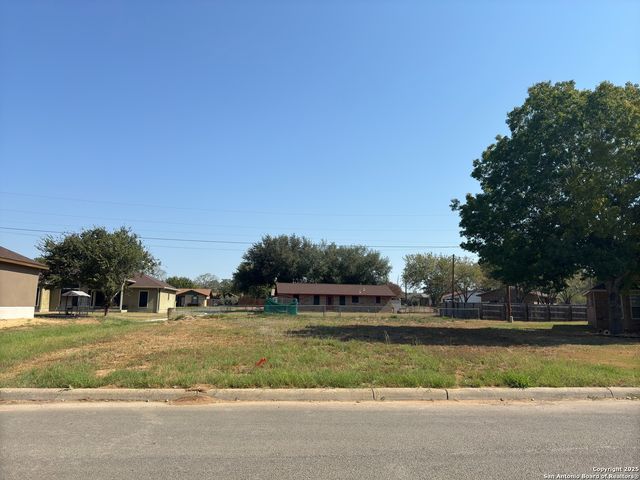1117 Iris Crescent, Floresville, TX 78114