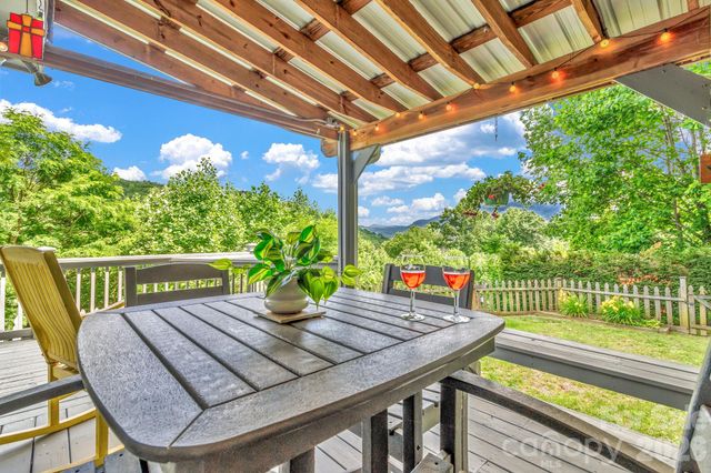 305 Majestic Mountain Drive, Burnsville, NC 28714
