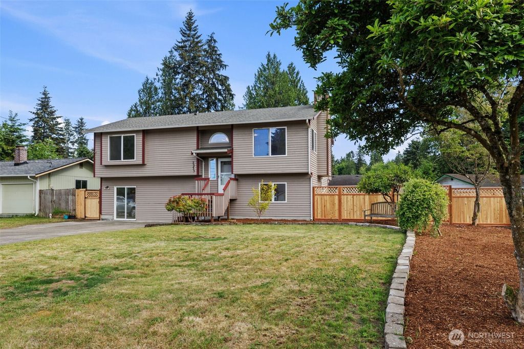 2233 NW Clinton Avenue, Poulsbo, WA 98370