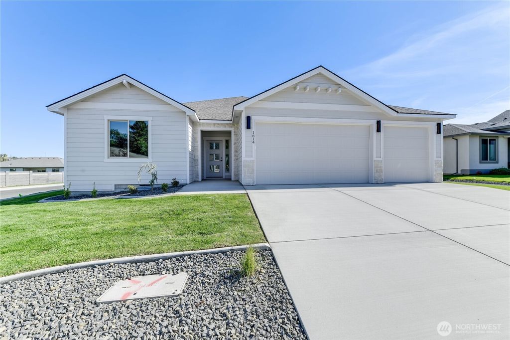 523 N Lessor Loop, Moses Lake, WA 98837