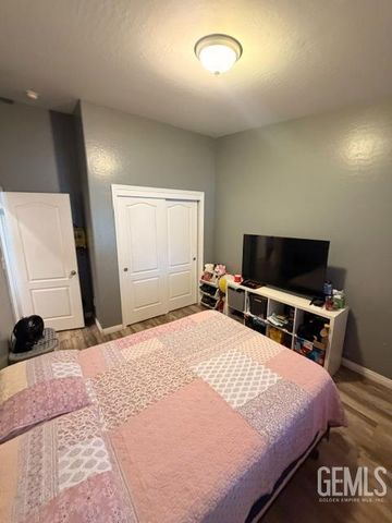 6712 Tameside Avenue, Bakersfield, CA 93307