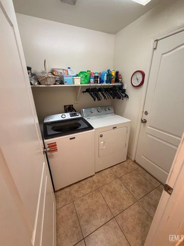 6712 Tameside Avenue, Bakersfield, CA 93307