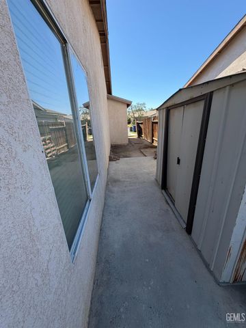 6712 Tameside Avenue, Bakersfield, CA 93307
