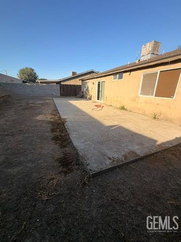 6712 Tameside Avenue, Bakersfield, CA 93307