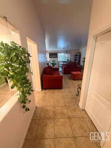 6712 Tameside Avenue, Bakersfield, CA 93307
