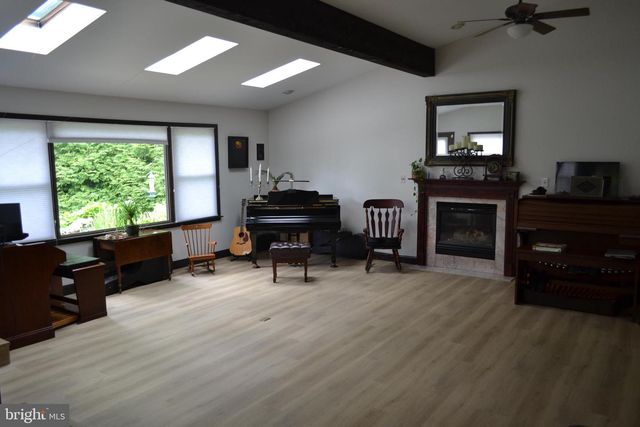 216 COUNTY CLAIRE LN, Aston, PA 19014