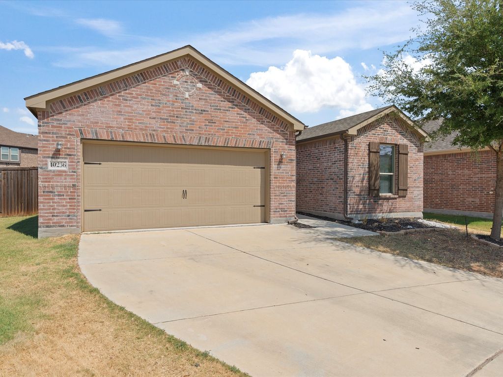10236 Fox Springs Drive, Fort Worth, TX 76131