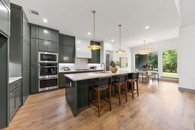 301 Whispering Way, Red Oak, TX 75154