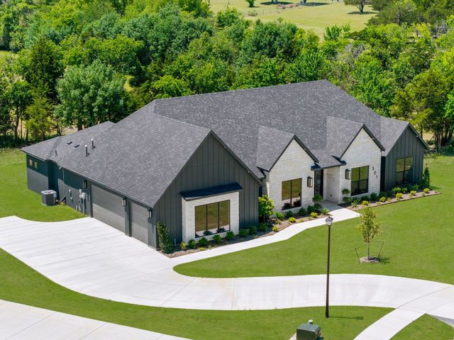 301 Whispering Way, Red Oak, TX 75154