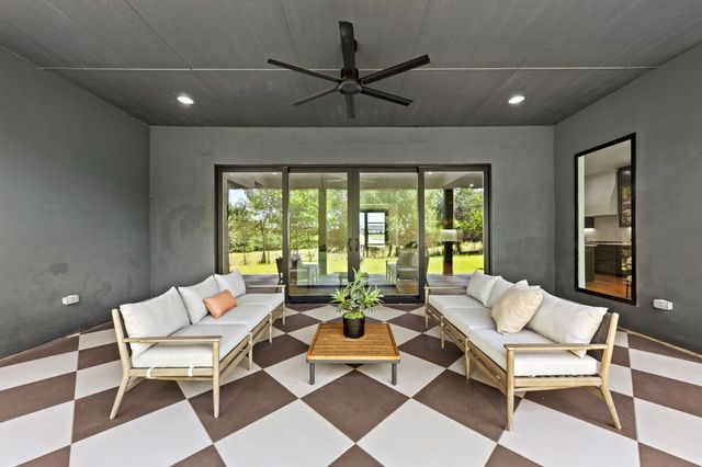 301 Whispering Way, Red Oak, TX 75154