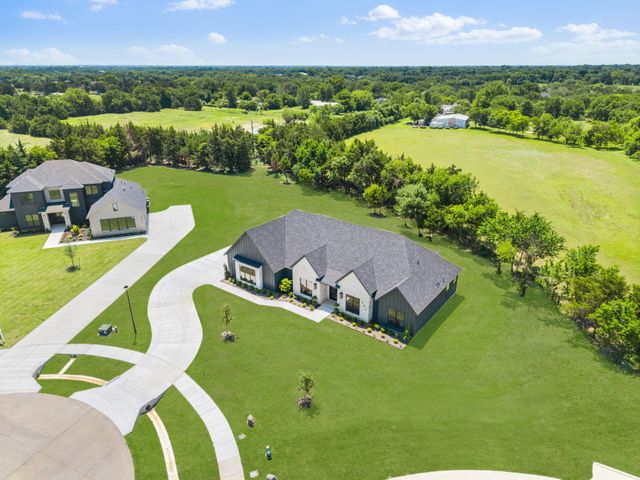 301 Whispering Way, Red Oak, TX 75154