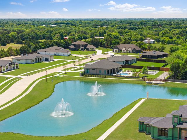 301 Whispering Way, Red Oak, TX 75154
