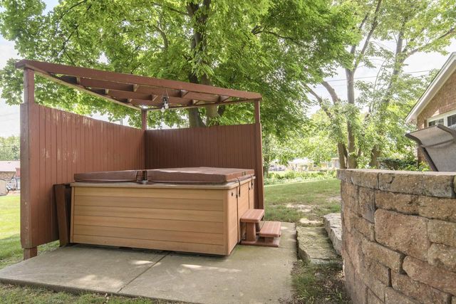 18385 Heathway LANE, Brookfield, WI 53045