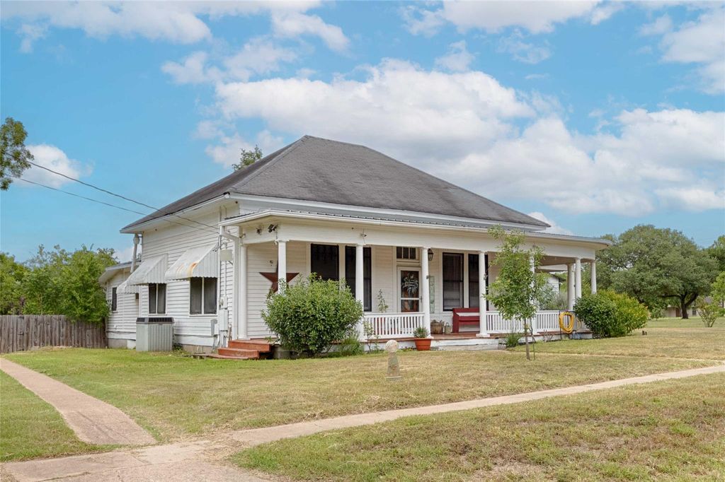 403 E 7th ST, Flatonia, TX 78941