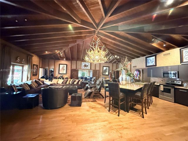 5877 SW 123rd Ave Main, Miami, FL 33183