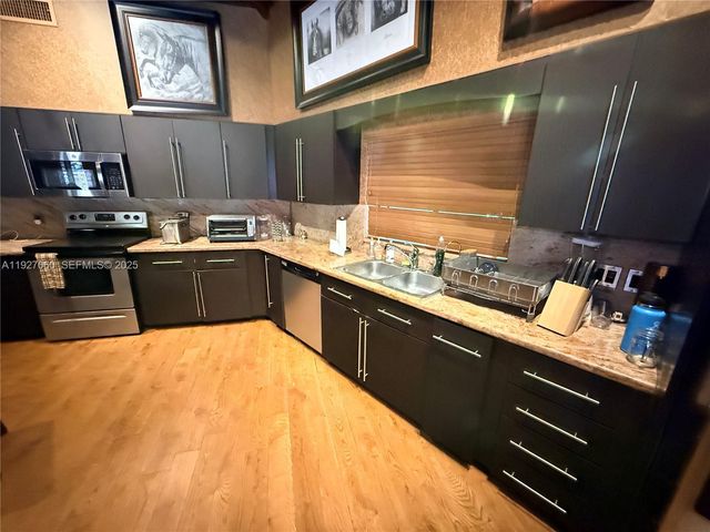 5877 SW 123rd Ave Main, Miami, FL 33183