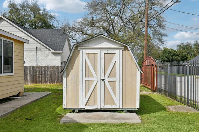 1409 Fairbanks Street, Houston, TX 77009