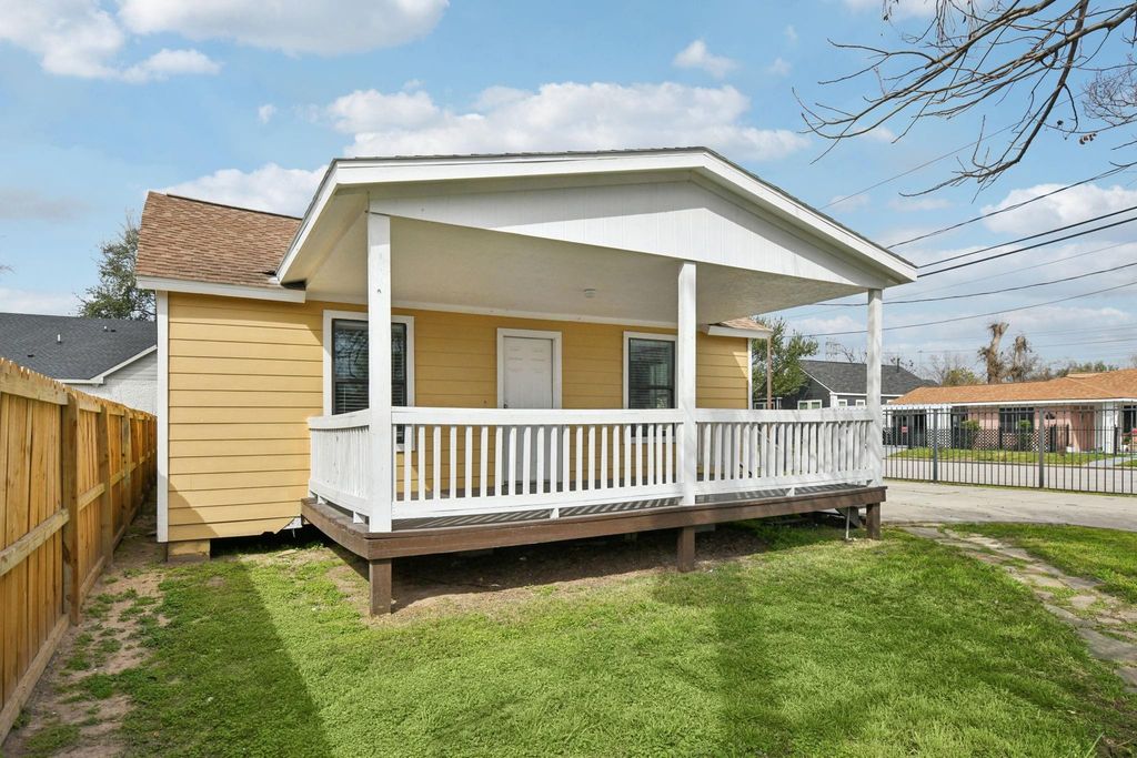 1409 Fairbanks Street, Houston, TX 77009