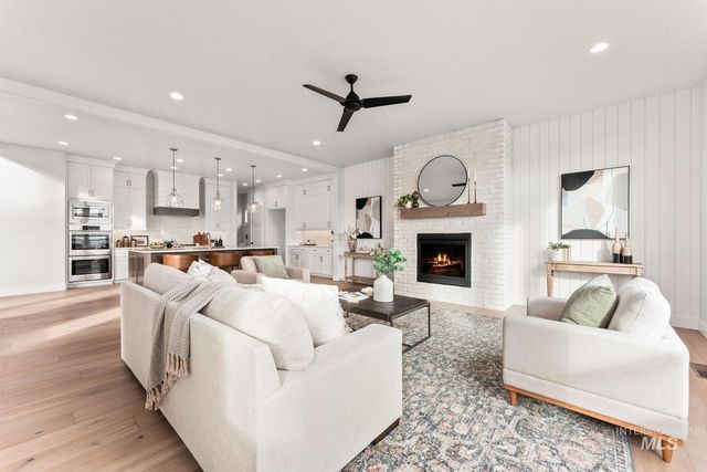 7535 W Diamond Lake Dr, Boise, ID 83714