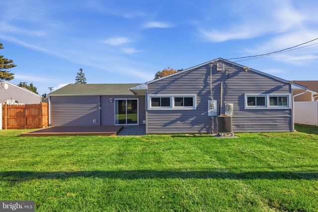 45 GRAYSTONE LN, Levittown, PA 19055