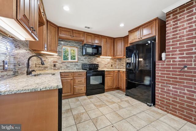 45 GRAYSTONE LN, Levittown, PA 19055