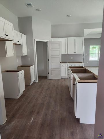 109 Silver Maple Court, Byron, GA 31008