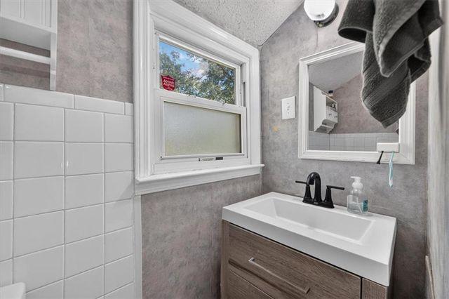 8204 E 79TH Street, Kansas City, MO 64138