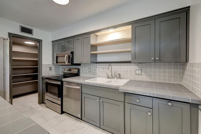 6326 Chevy Chase Drive 13, Houston, TX 77057