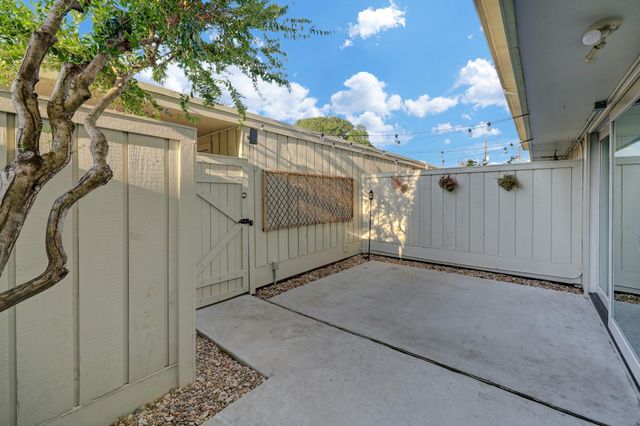 6326 Chevy Chase Drive 13, Houston, TX 77057