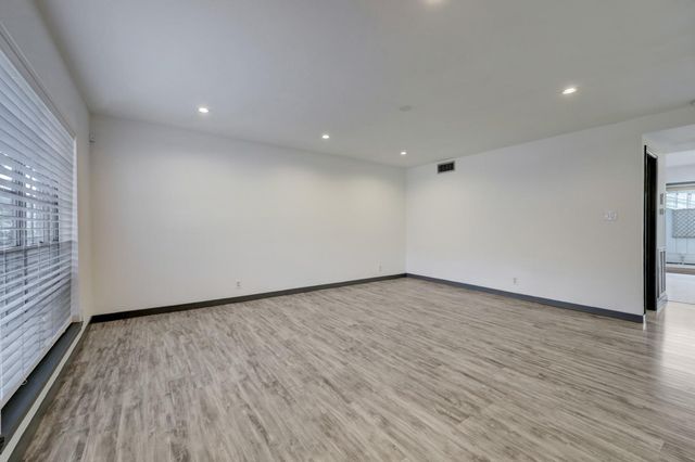 6326 Chevy Chase Drive 13, Houston, TX 77057