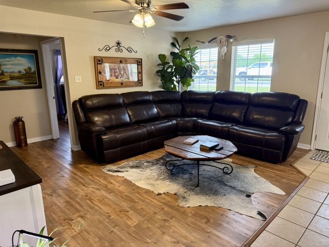606 S Hubbard Street, Alvord, TX 76225