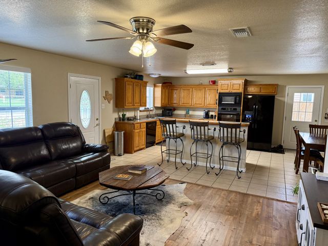 606 S Hubbard Street, Alvord, TX 76225