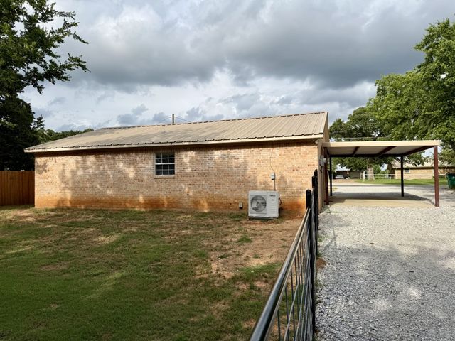 606 S Hubbard Street, Alvord, TX 76225